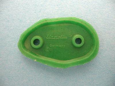 Grüne Bodenplatte von Elastolin mit zwei Löchern, Unterseite