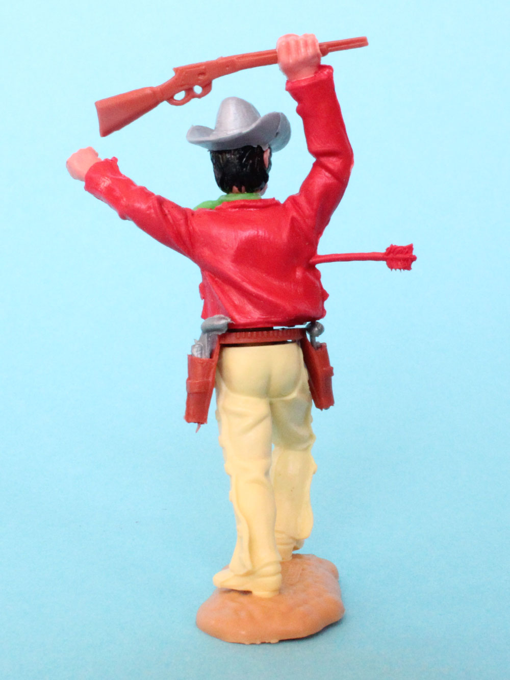 Rückansicht eines Timpo Toys Cowboys 3. Generation, Gewehr und Pfeil im Körper