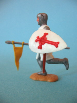 Seitenansicht einer Timpo-Toys Figur mit Lanze