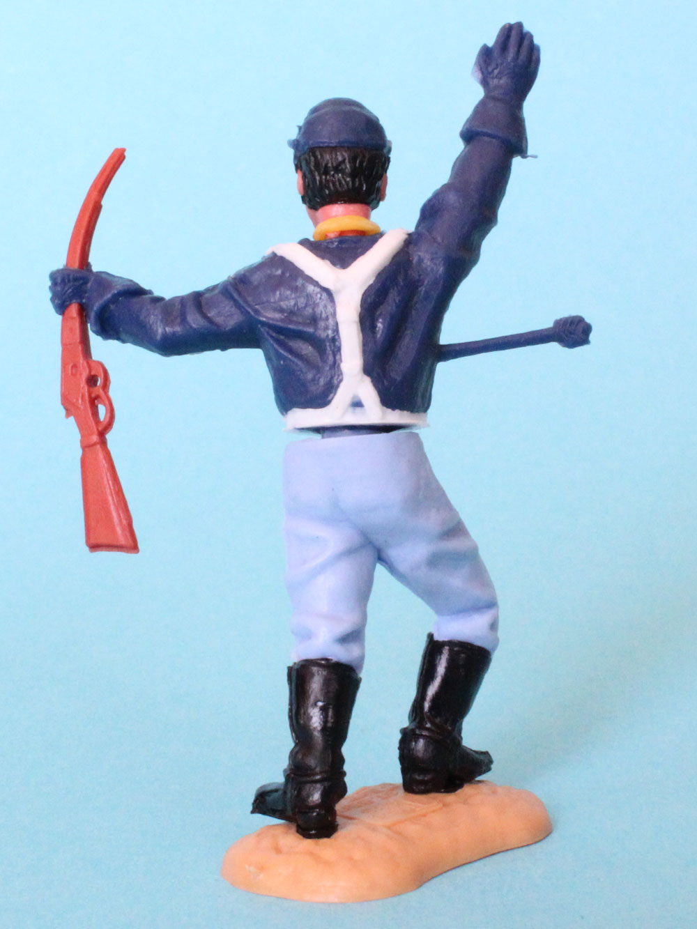 Rückansicht eines Timpo-Toys Soldaten mit Pfeil