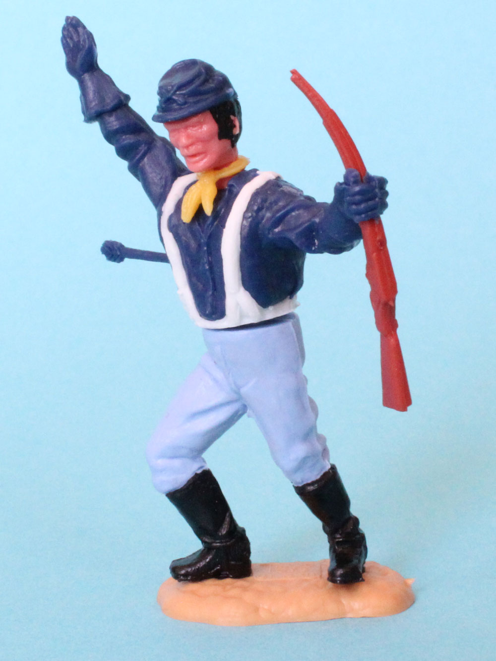 Seitenansicht eines Timpo-Toys Soldaten 2.Generation mit Pfeil
