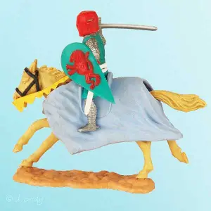 Ein grüner Timo Toys Topfhelmritter mit Pferd und schlagendem Schwert