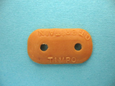 Braune, glatte Timpo-Toys Bodenplatte mit zwei Löchern von oben