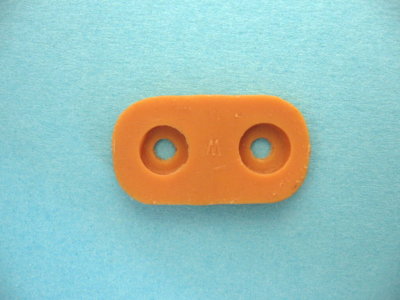 Braune, glatte Timpo-Toys Bodenplatte mit zwei Löchern von unten