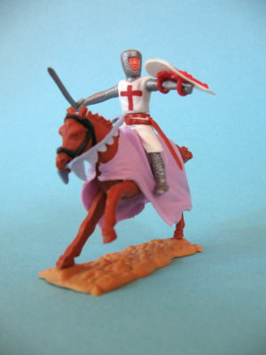 Frontansicht eines Timpo-Toys Kreuzritters auf einem Pferd