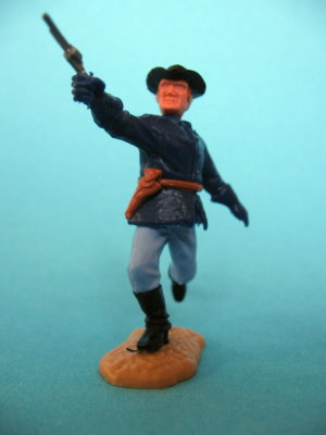 Seitenansicht eines Timpo-Toys Offiziers