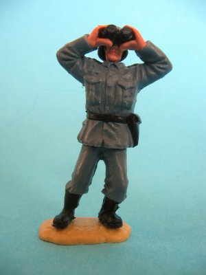 Frontansicht einer Timpo-Toys Soldaten in Feldgrauer Uniform
