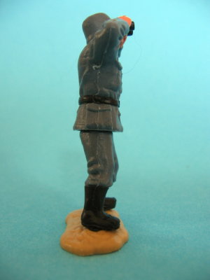 Frontansicht einer Timpo-Toys Soldaten in Feldgrauer Uniform