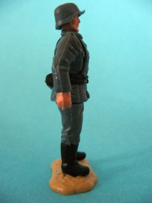 Seitliche Ansicht eines deutschen Timpo-Toys Soldaten