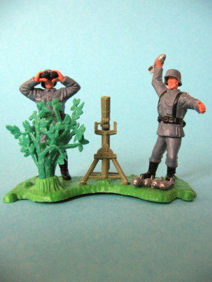 Frontansicht eines Timpo-Toys Dioramas mit Granatenwerfer und zwei Soldaten
