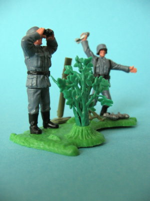 Seitenansicht eines Timpo-Toys Dioramas mit zwei deutschen Soldaten