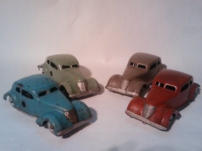 Alte Blechspielzeugautos in verschiedenen Ausführungen